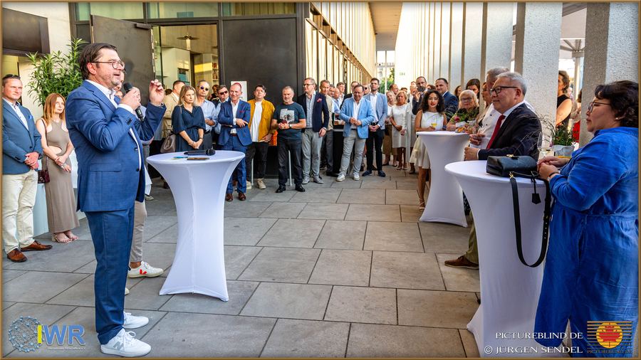 Tino Barth begrüßt die Gäste eines Sommerempfangs, September 2024
