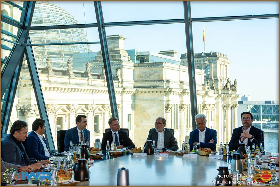 Parlamentarisches Gespräch mit Blick auf den Reichstag, Mai 2025